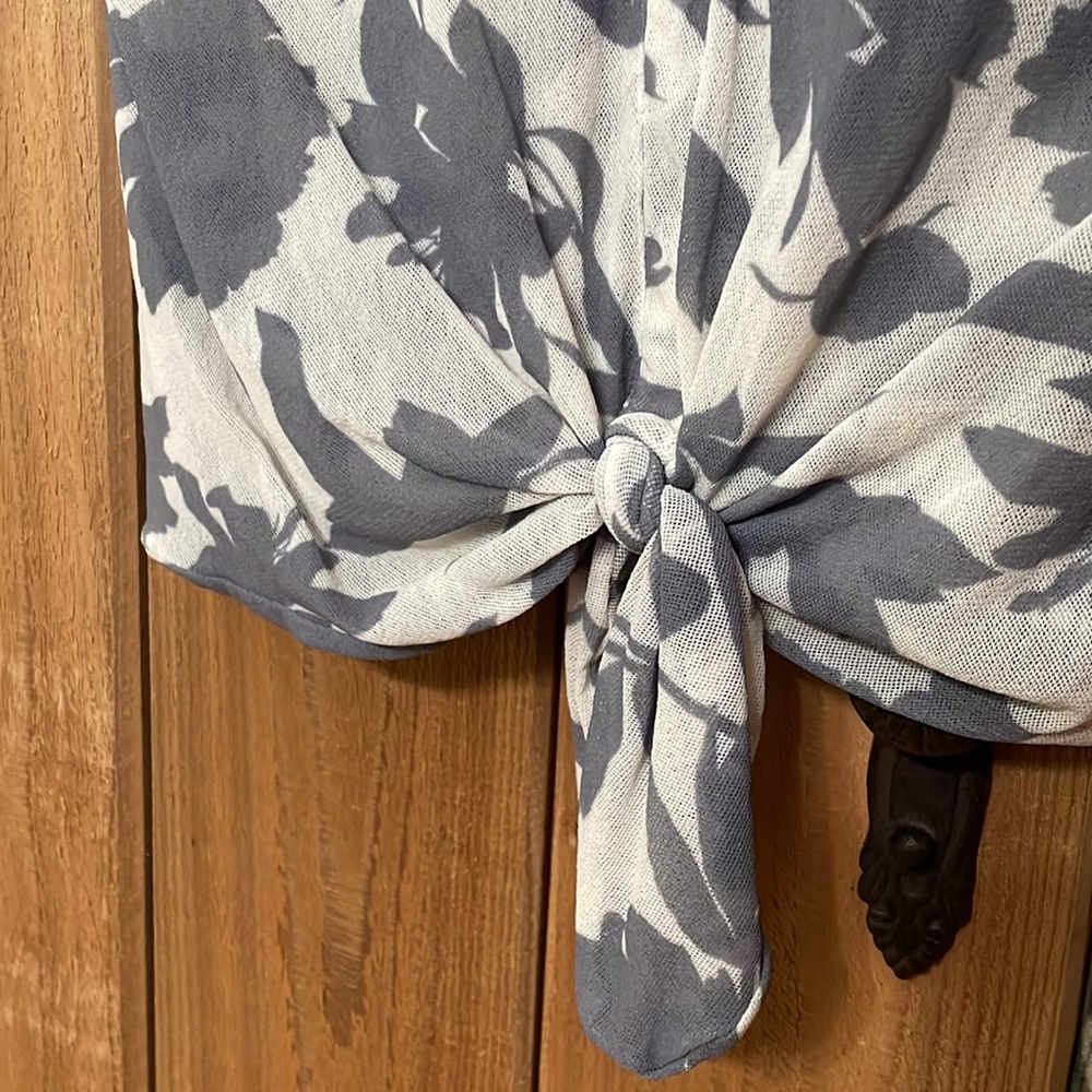 Sweet Pea Grey and Cream Floral Blouse - Picture 3 of 5